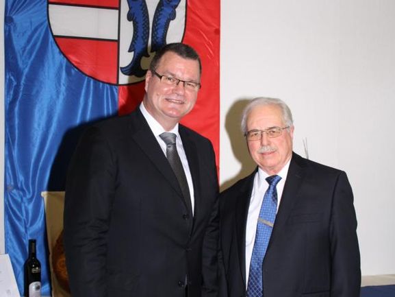 Mit der Ehrenplakette für besondere Verdienste um den Schulstandort und die Stadt Kenzingen ausgezeichnet wurde Schulleiter a.D. Günter Krug